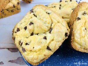 Featured image showing the lazy chocolate chip cookie bars recipe ready to eat.