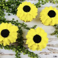 featured image showing the finished Oreo sunflower cupcakes ready to eat.