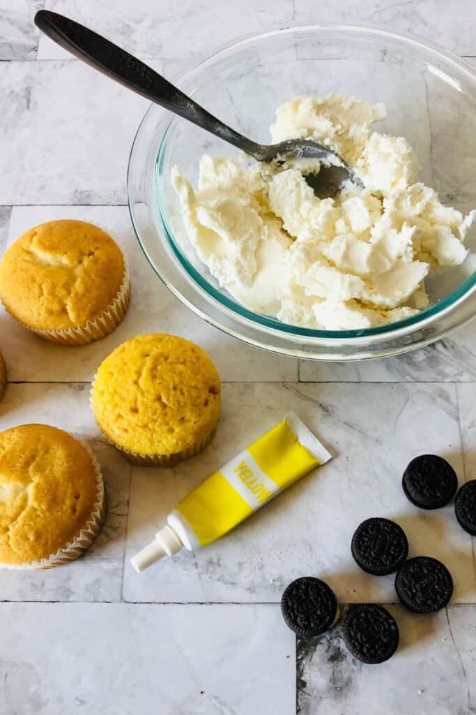 Frosting, the baked vanilla dessert and the cookies.