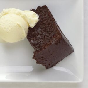 slow cooker chocolate cake with vanilla ice cream