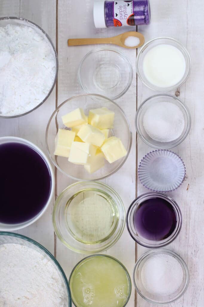 Glass bowls with the mix and drink and the ingredients for the frosting.