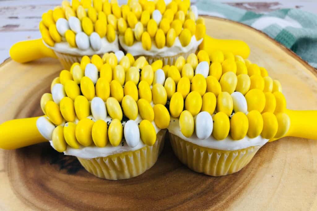 Adorable corn on the cobb cupcakes.