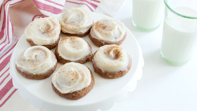Delicious spice cookies with cream cheese frosting and cinnamon