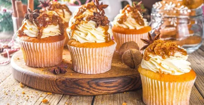 Gingerbread cupcakes with cream cheese frosting and cinnamon