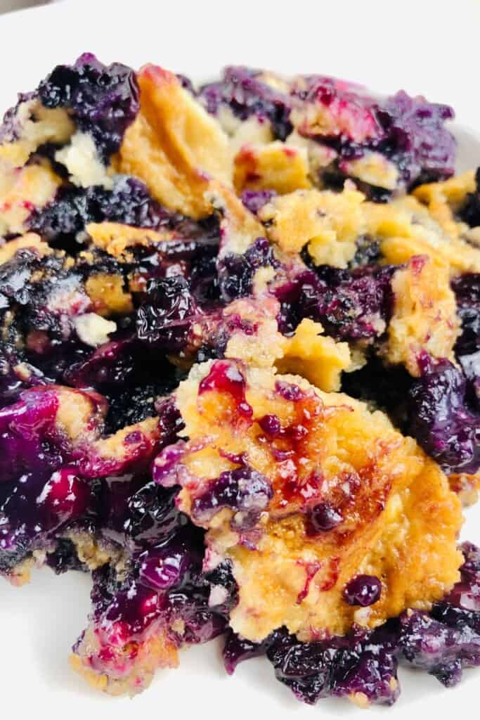 A close up on the fruity dessert with a crumbly topping.