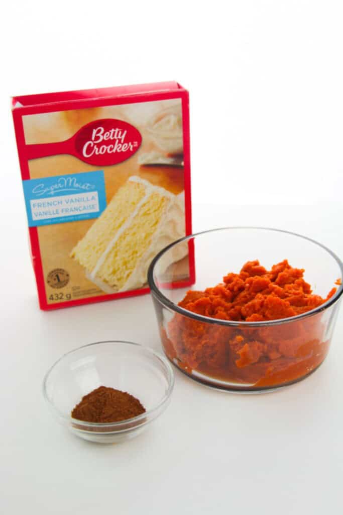 A box of the mix and pumpkin puree.
