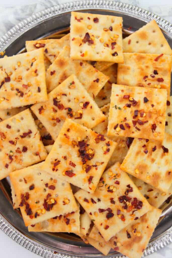 A black dish of the seasoned crackers.