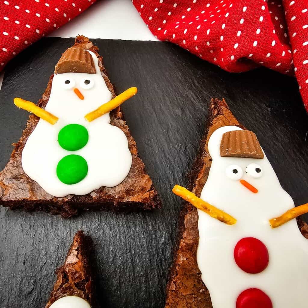 Easy snowman brownies on a tray.