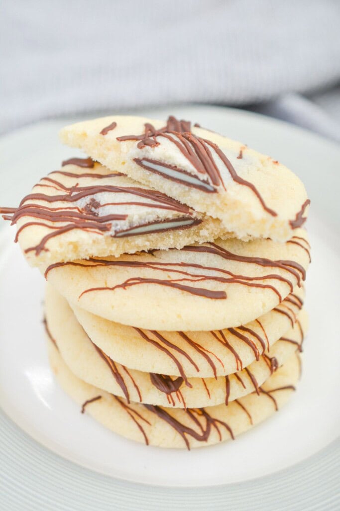 A picture of the top of the dessert with a drizzle of chocolate on top.